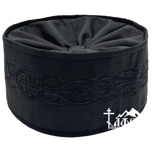 СКУФІЯ Грецька Чорна 58р Костюмна (вишивка серця в овалі) СКУФІЯ Грецька Чорна 58р Костюмна (вишивка серця в овалі)